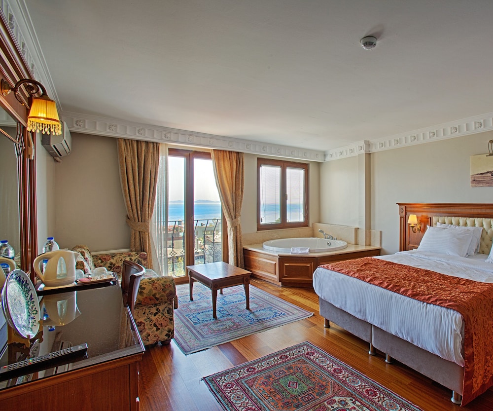 Superior Room, 1 King Bed with Sofa bed, Jetted Tub, Sea View photo 3
