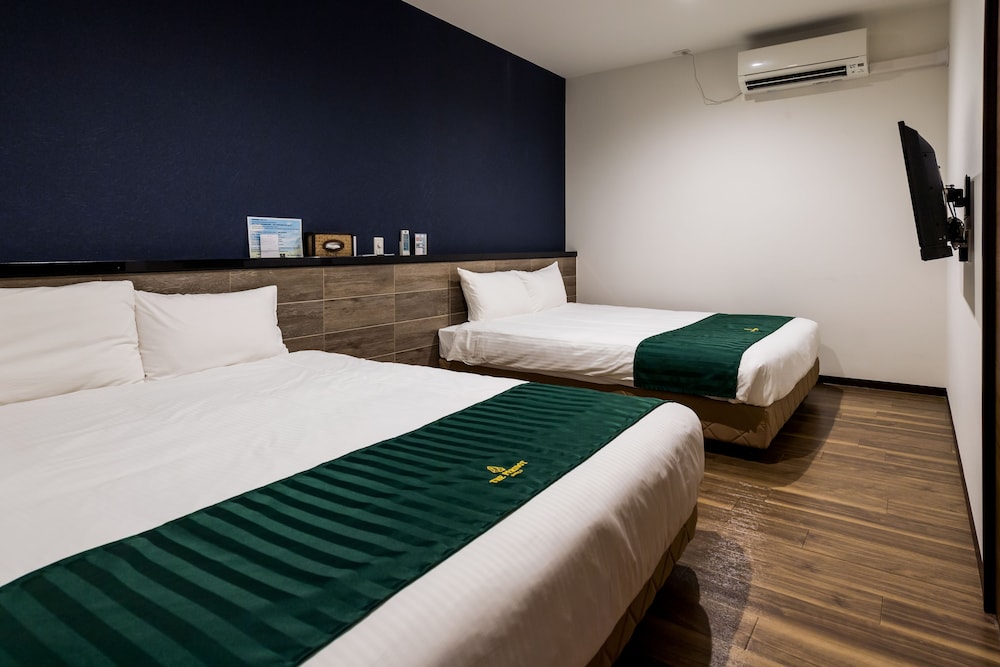 Deluxe Japanese Western Style Room with Sea View photo 3