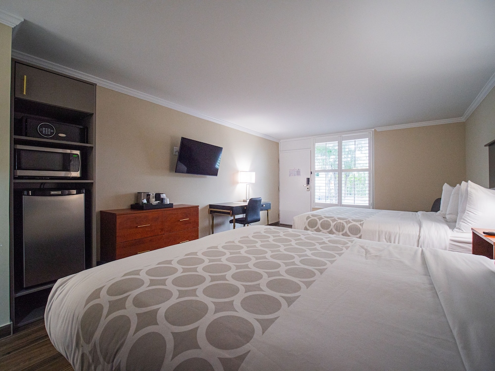 Standard Room, 2 Queen Beds - Photo 6
