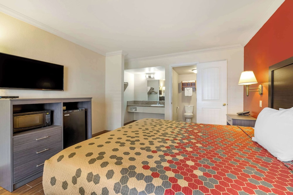 Standard Room, 1 King Bed, Smoking - Photo 3