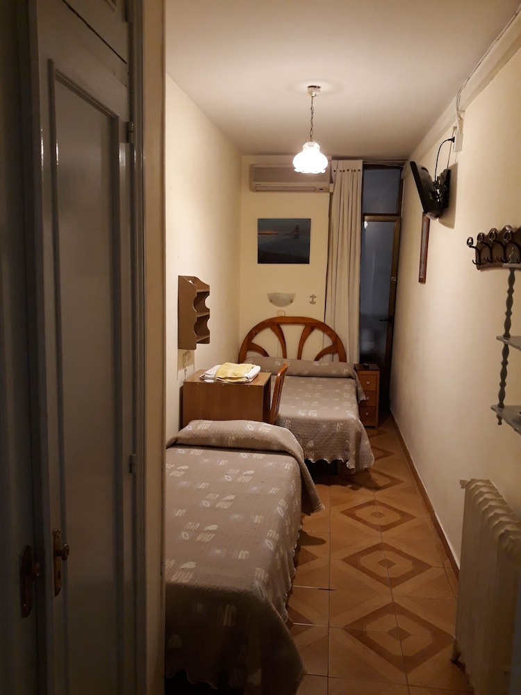 Basic Double Room, Private Bathroom photo 2