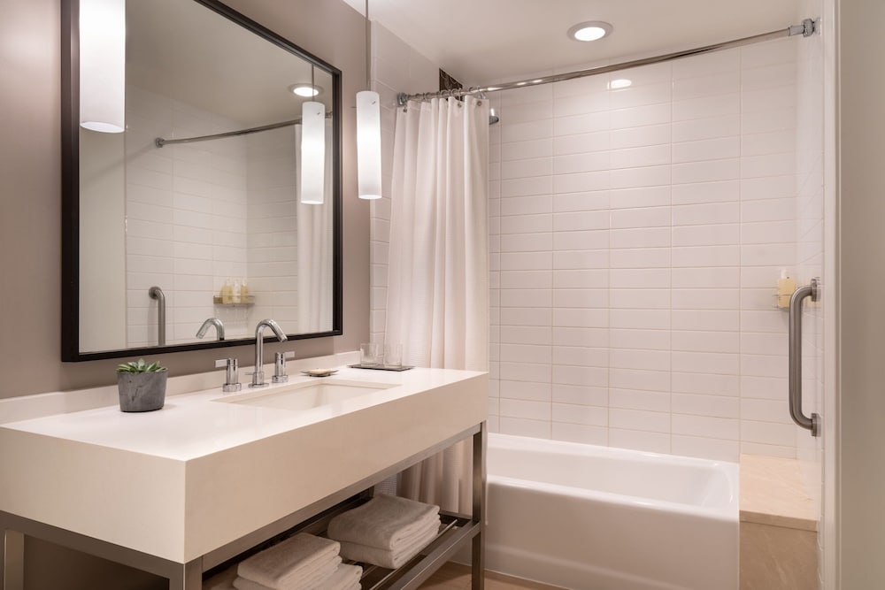 Room, 2 Queen Beds, City View (Mobility Accessible, Roll-in Shower) thumbnail 5