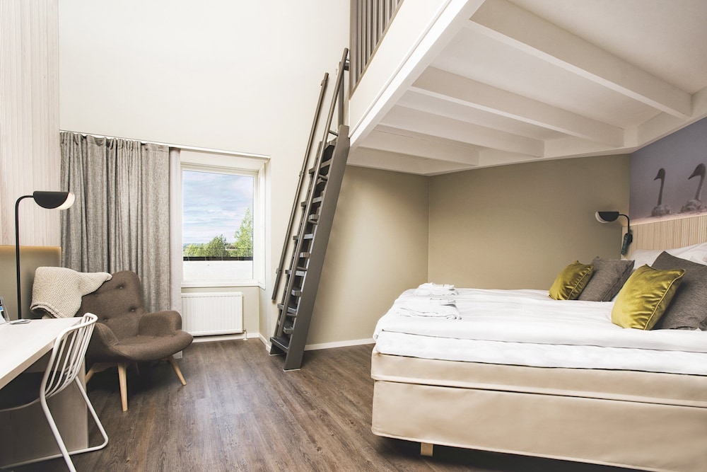 Superior Room, 1 King Bed (two extra beds possible) photo 1