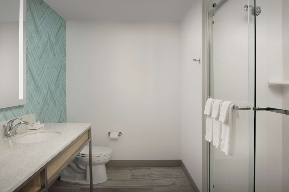 Room, 2 Queen Beds, Accessible (Roll-In Shower)