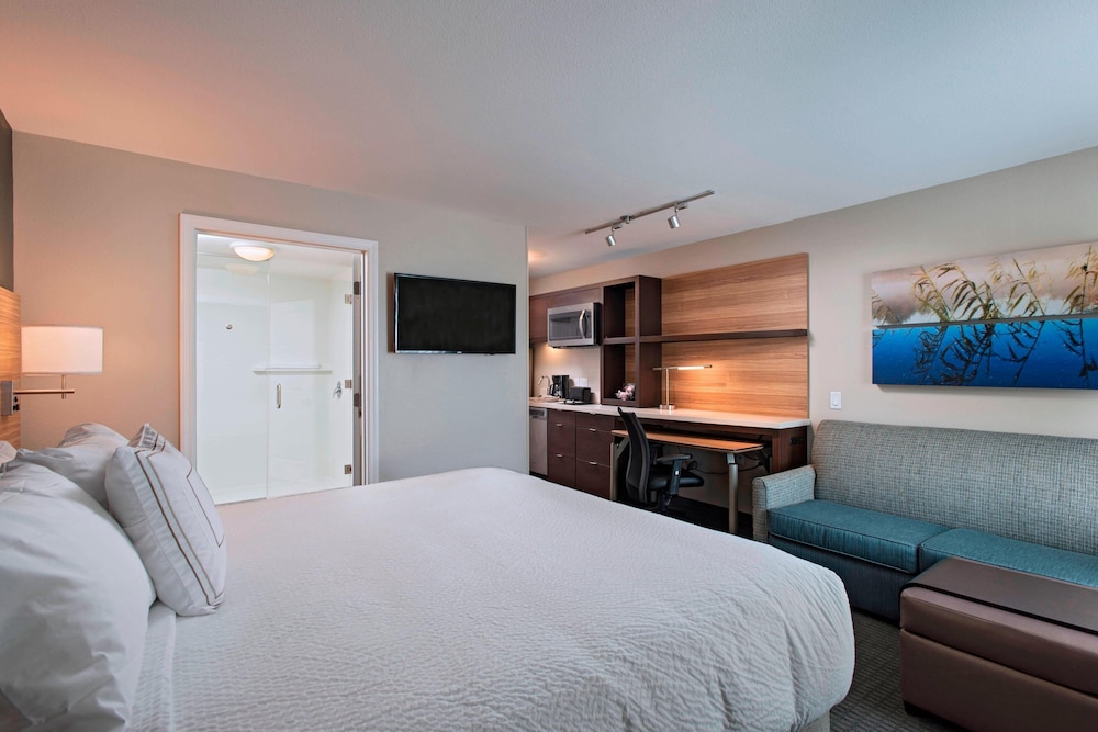 Suite, 1 Bedroom (Mobility/Hearing Access, Roll-in Shwr) photo 3