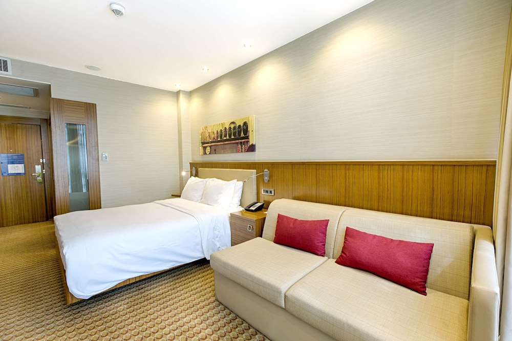 Room, 1 Queen Bed with Sofa bed, Non Smoking, Refrigerator photo 3