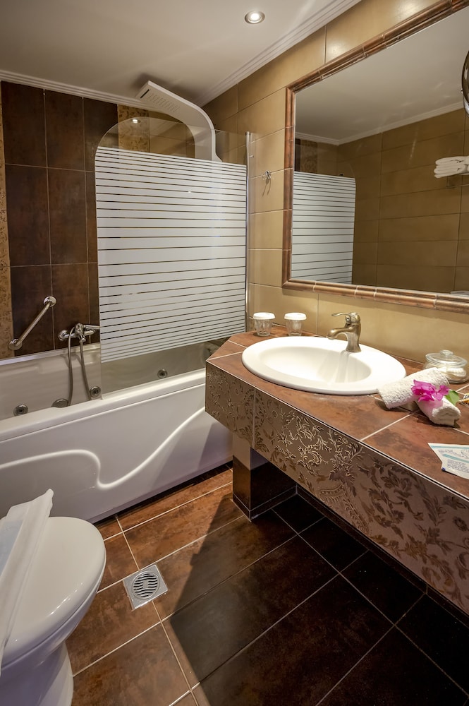 Superior Suite, Pool View photo 2