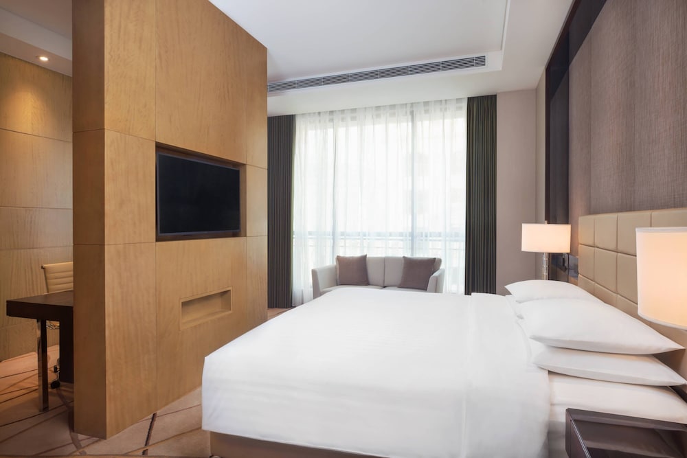 Executive Room, 1 King Bed, City View photo 2