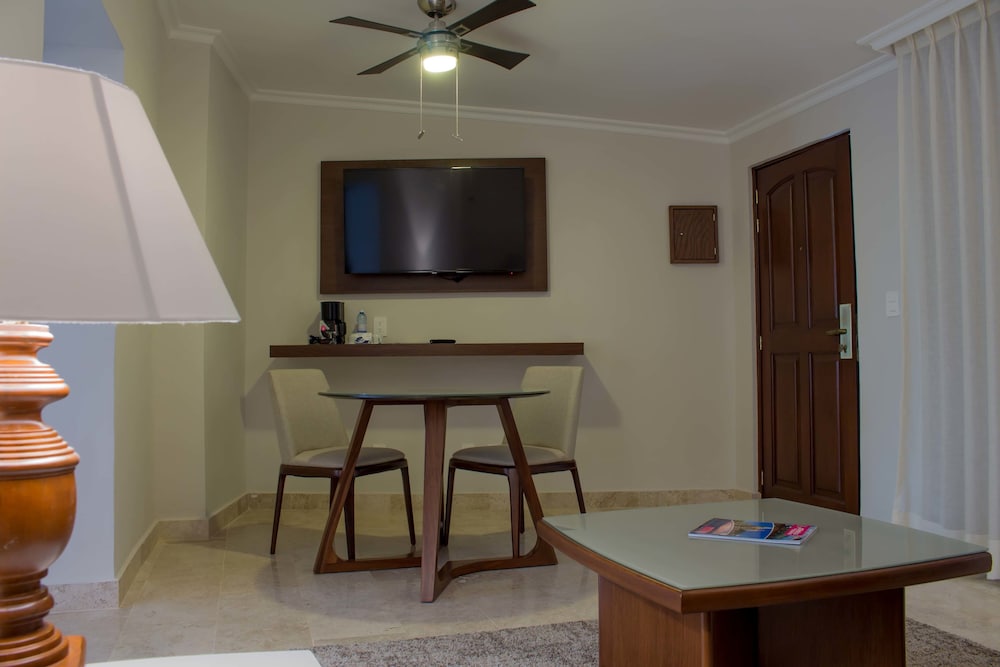 Standard Suite, 1 King Bed - Photo 4