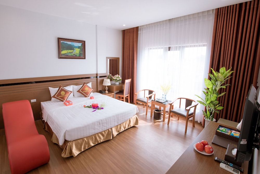 Honeymoon Room, City View