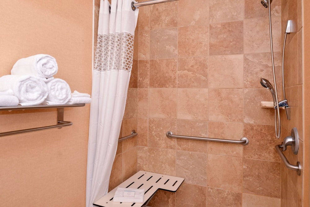 Room, 1 Queen Bed, Accessible (Roll-in Shower) - Photo 3