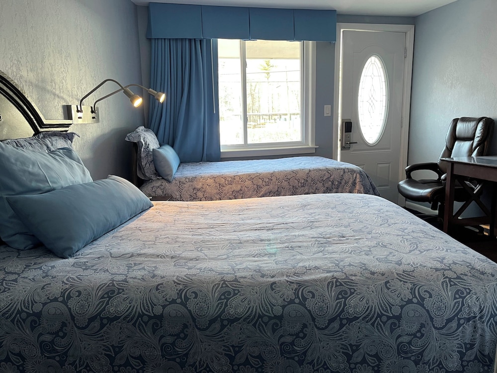 1 Twin Bed and 1 Double Bed photo 3
