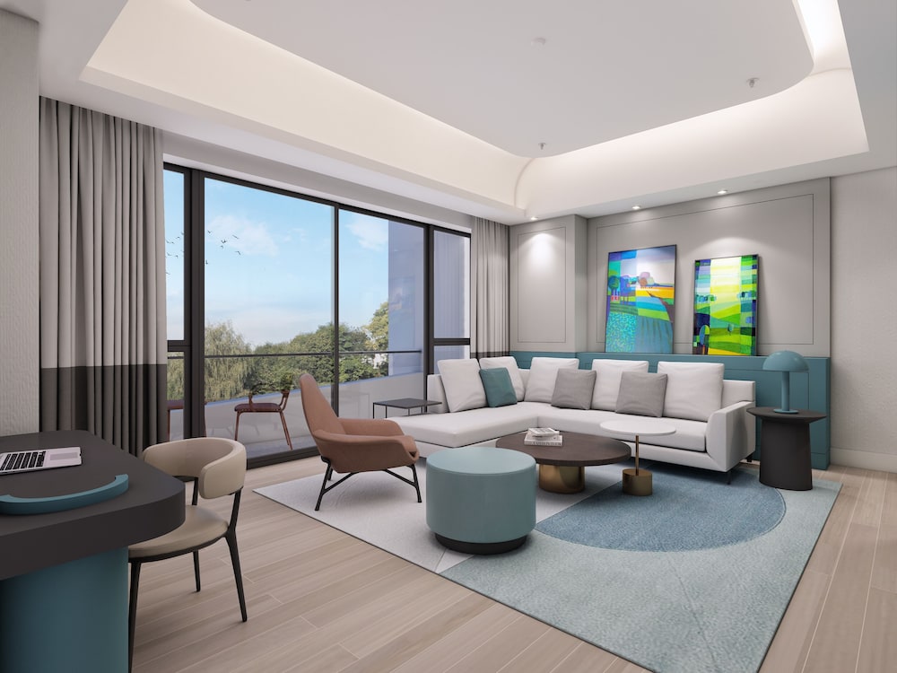 Suite with Balcony, Canal View - Photo 3