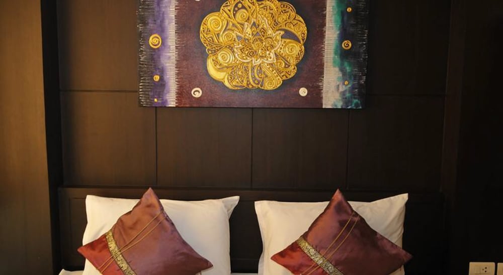 Deluxe Double or  Twin with Breakfast and Airport Transfer - Photo 2