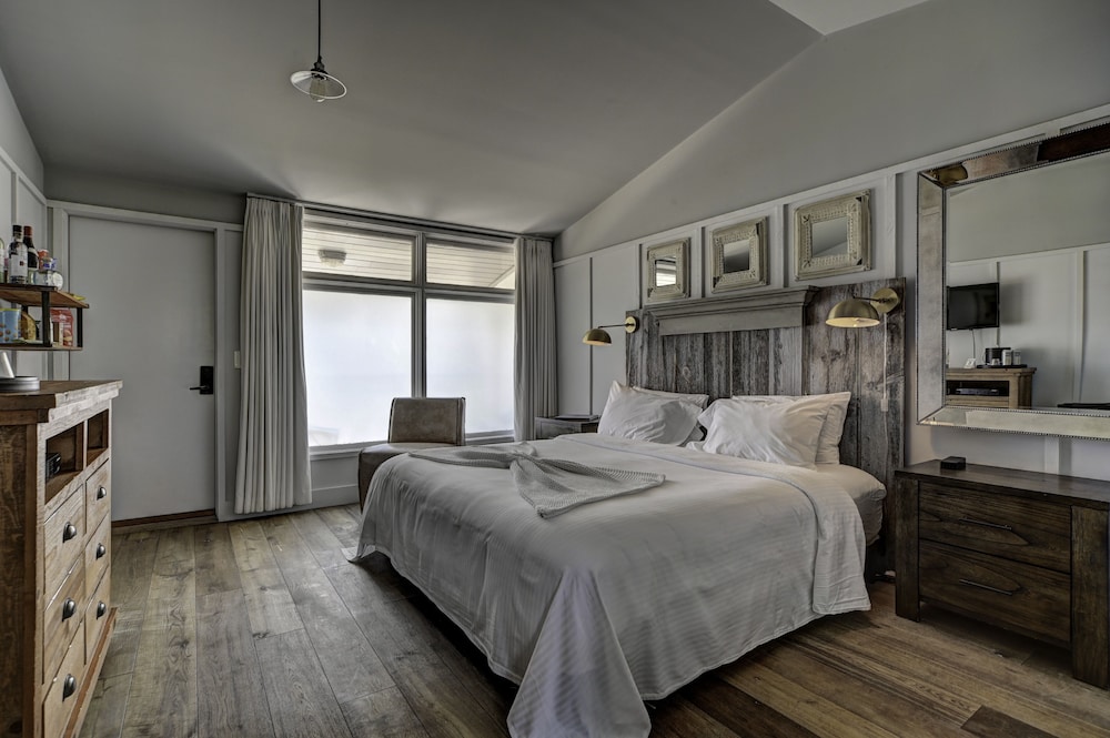 Whitewater Loft King photo 1