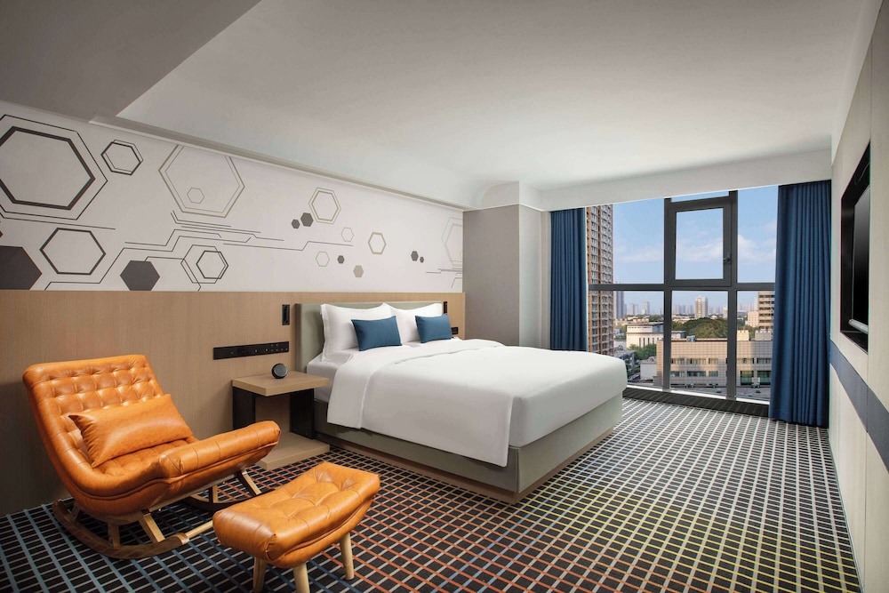 Deluxe Suite, 1 King Bed, Non Smoking photo 1