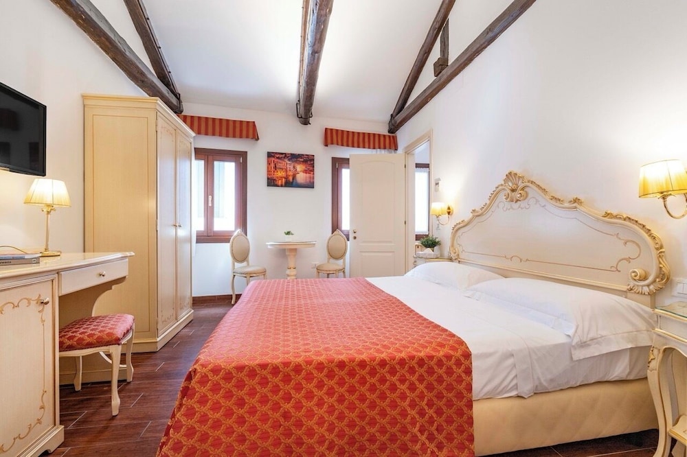 Luxury Apartment, Kitchenette, Canal View photo 3