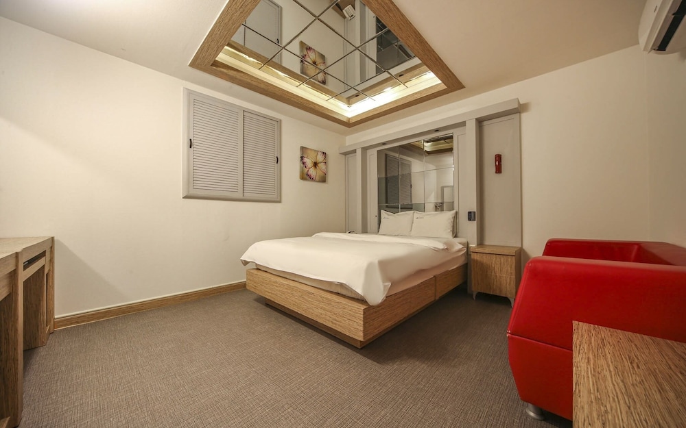 Room (General room-mirror room) - Photo 1