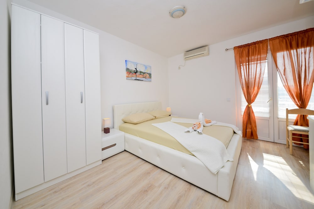 Standard Studio, 1 Queen Bed, Partial Sea View photo 1