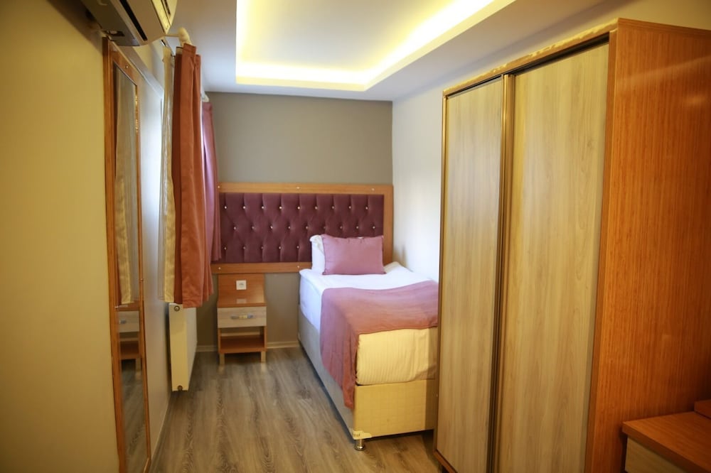 Economy Triple Room photo 2