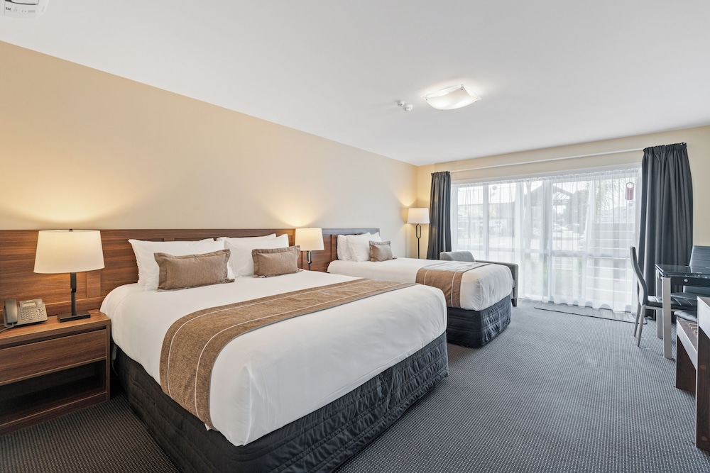 Premium Double or Twin Room, Multiple Beds, Accessible, Hot Tub thumbnail 6