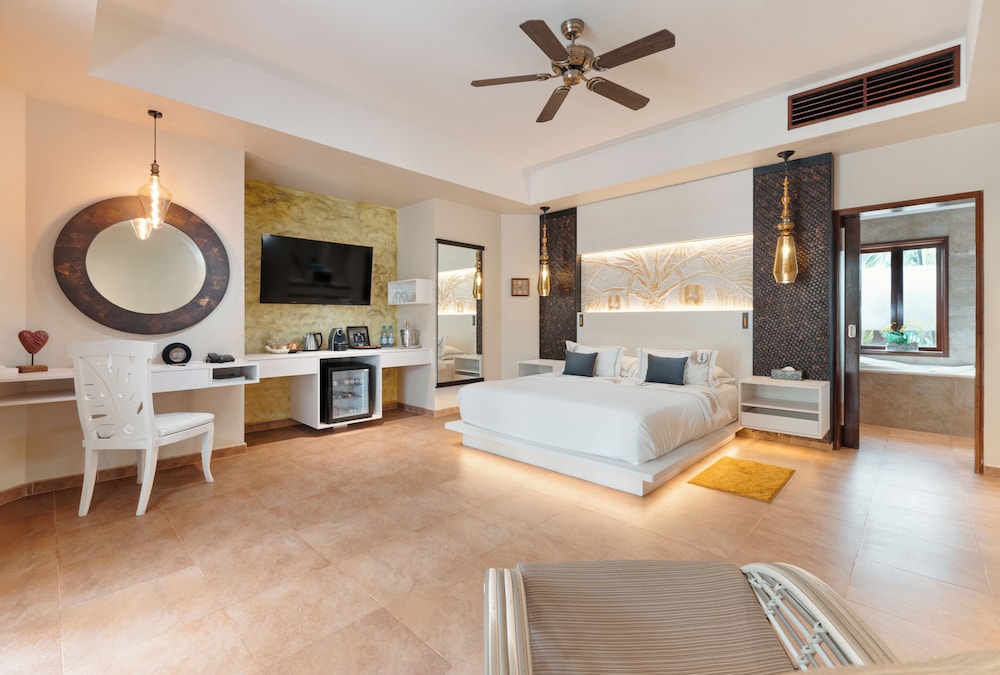 Honeymoon Suite - Photo 9