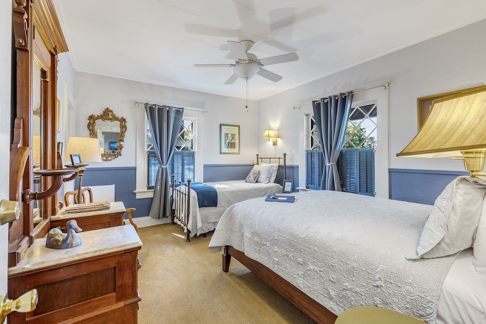Elizabethan (Deluxe Room, Private Bathroom, Mountain View)