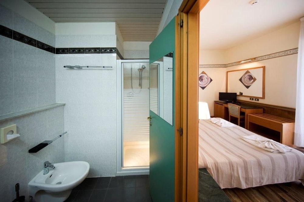 Double or Twin Room - Photo 6