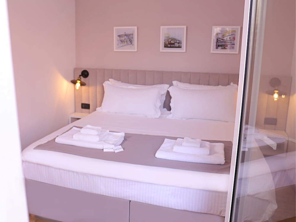 Superior Double Room, 1 King Bed, Non Smoking, River View photo 2