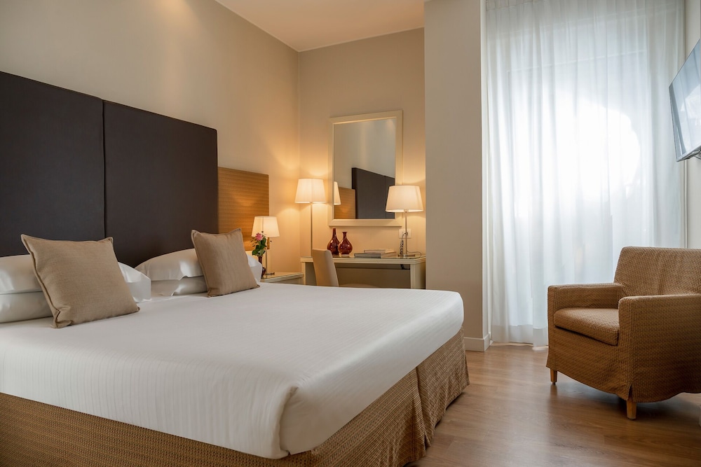 Deluxe Double or Twin Room - Photo 2