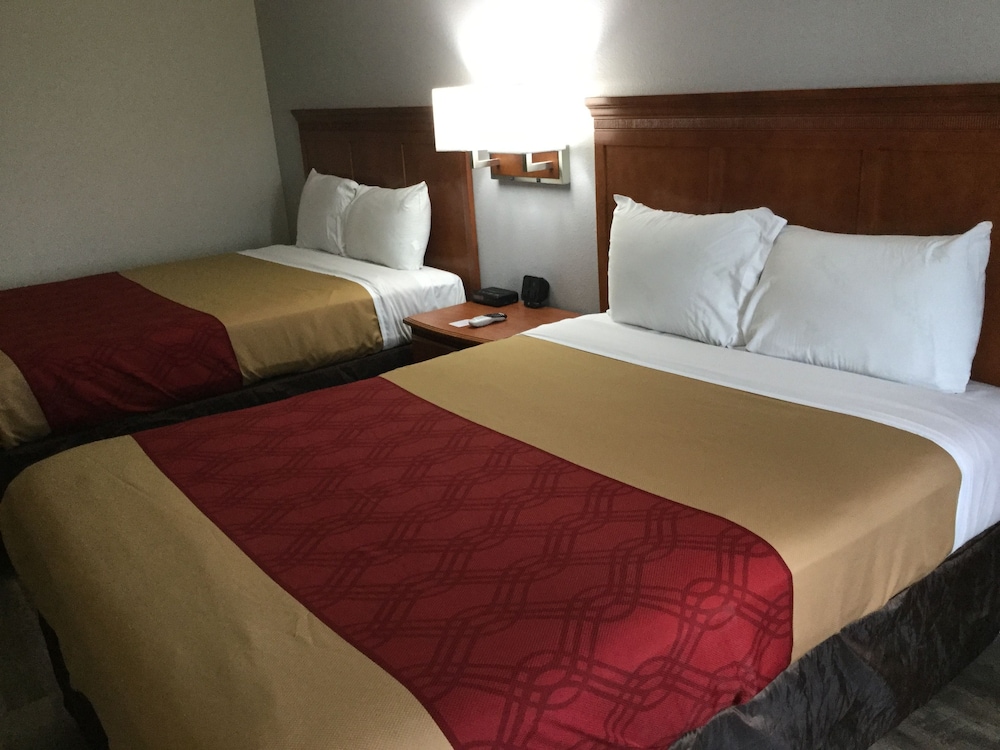 Standard Room, 2 Queen Beds, Non Smoking - Photo 8