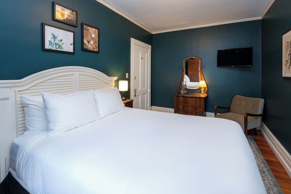 Standard Room, 1 Queen Bed (Dewey Inn)