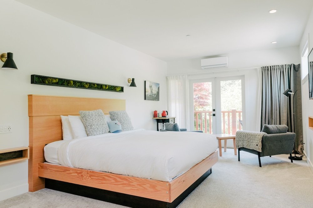 Signature Room, 1 King Bed, Non Smoking, Garden View photo 1