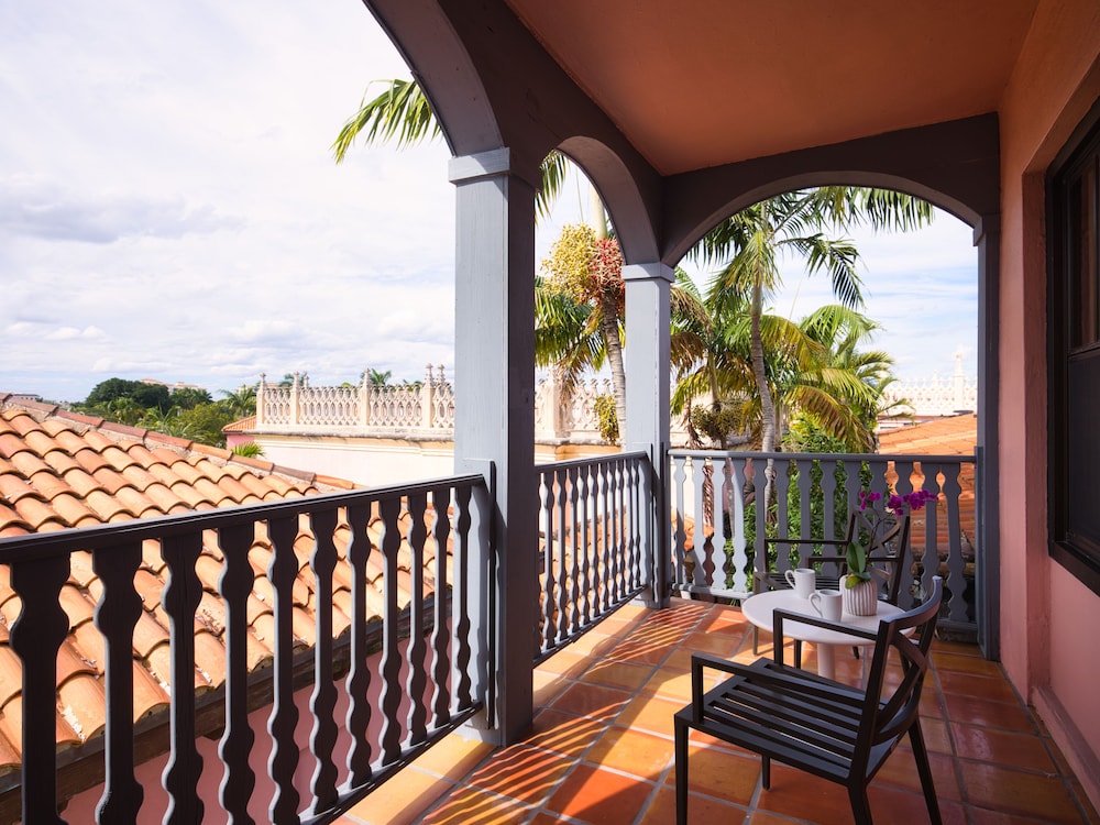 Suite, 2 Bedrooms, Balcony (Estate View) photo 3