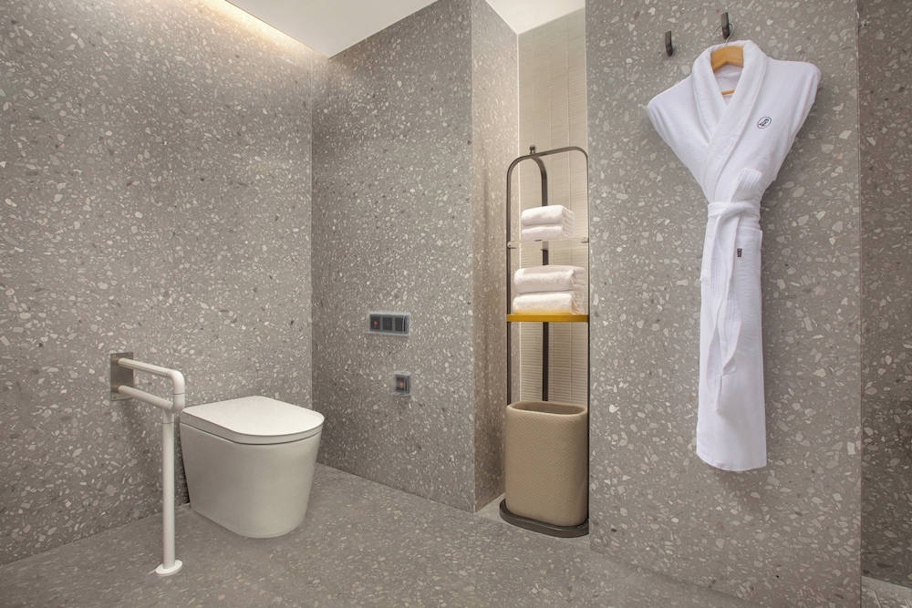 Standard Room, 1 King Bed, Accessible, Balcony (Super King) photo 2