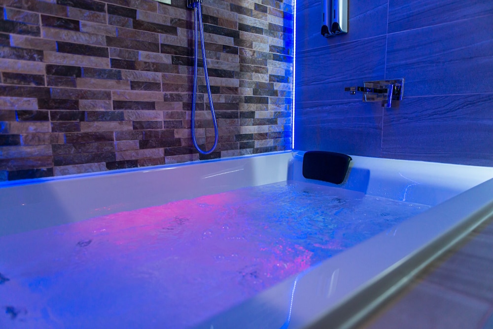 Executive Apartment, Accessible, Private Bathroom (Jacuzzi - Apartment 1) - Photo 50