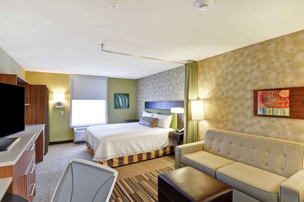 Studio, 1 King Bed, Accessible, Bathtub photo 2