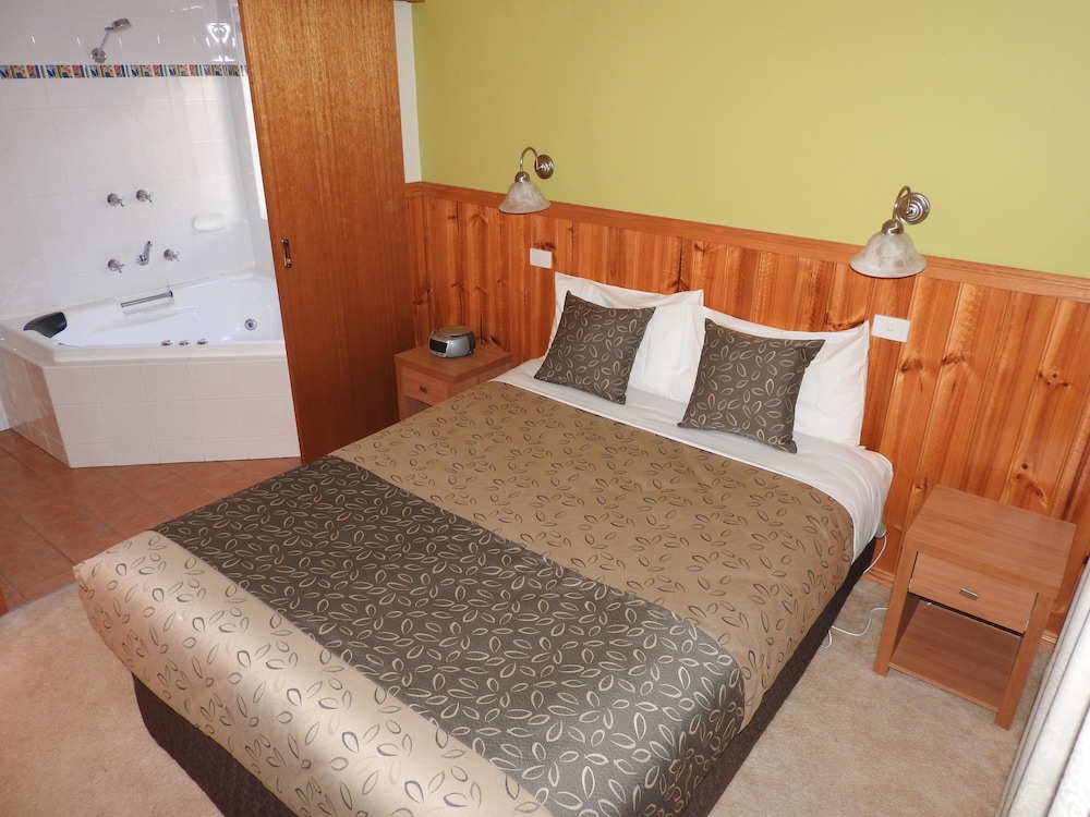 2 Bedrooms, 2 Bathrooms Self Contained Spa Cottage photo 3