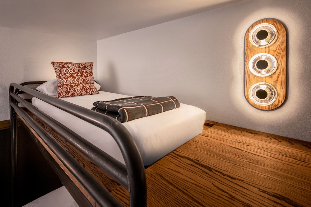 Room (Walk Up Double Queen Bunk Bed) - Photo 3