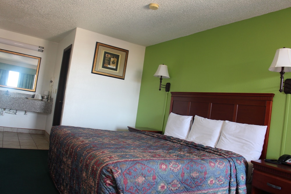 Deluxe Room, 1 King Bed photo 3