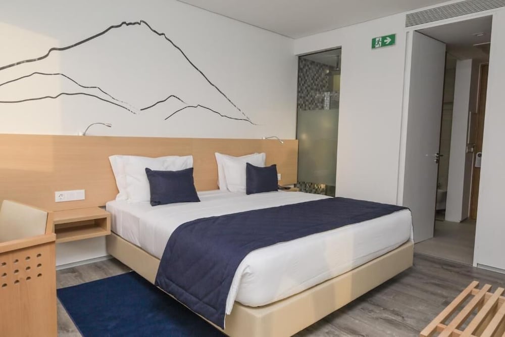 Standard Room, 1 King Bed, Accessible photo 3