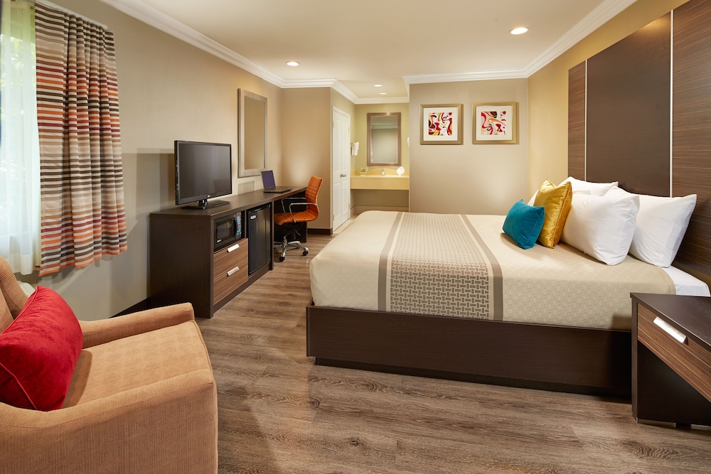 Deluxe Room, 1 King Bed - Photo 1