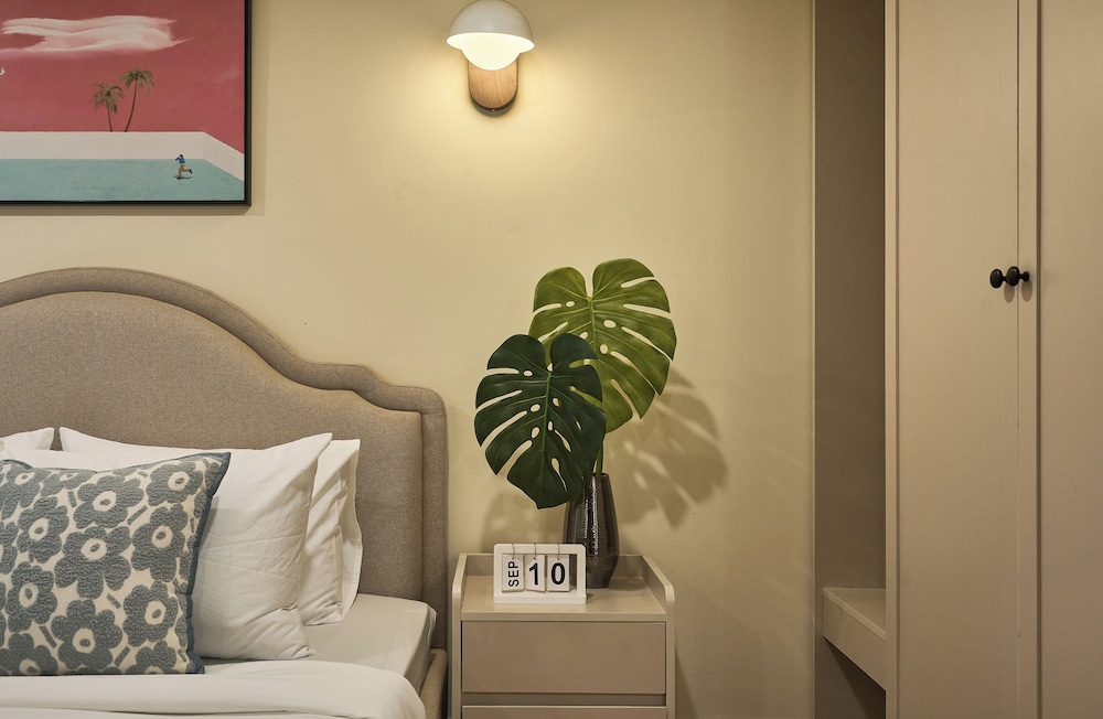 Romantic Room, 1 Bedroom, Bathtub, City View photo 3