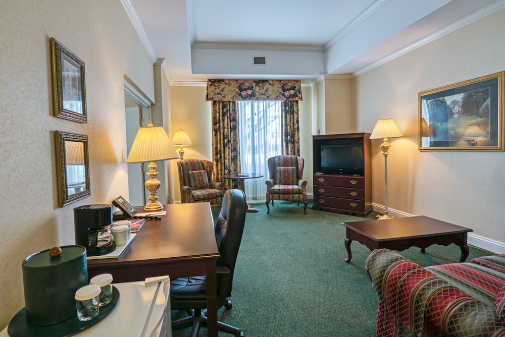 Suite, 1 King Bed with Sofa bed - Photo 3