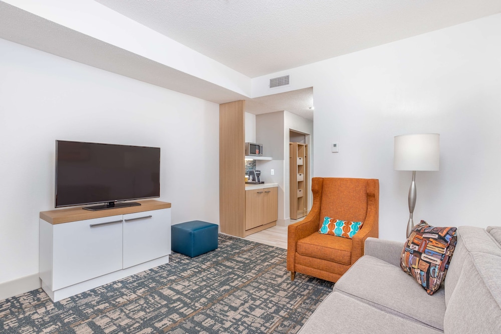 Suite, 1 Bedroom - Photo 4