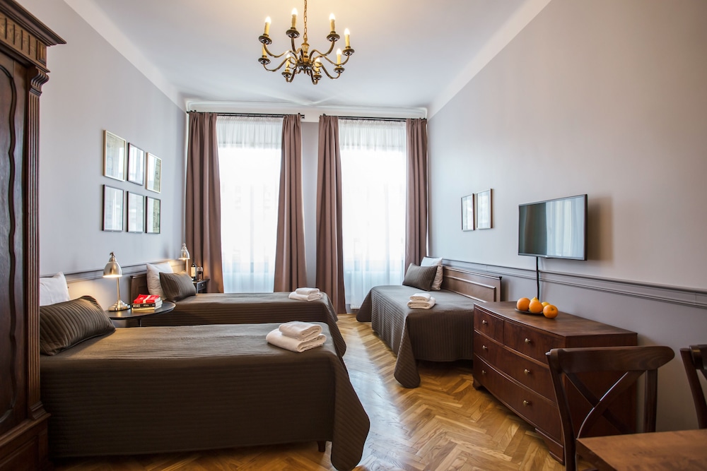 Classic Studio Suite, 3 Twin Beds, Kitchenette, Courtyard View