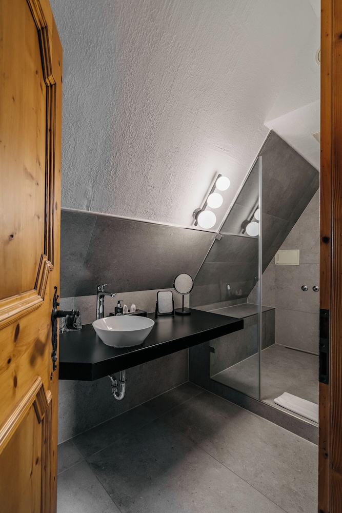 Junior Single Room, 1 King Bed, Non Smoking photo 2