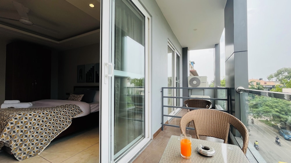 Junior Suite with Balcony - Photo 3