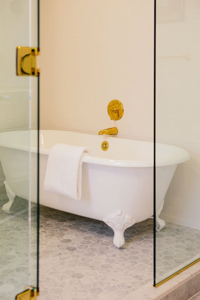 Room, 1 King Bed, Corner (Spa) thumbnail 6