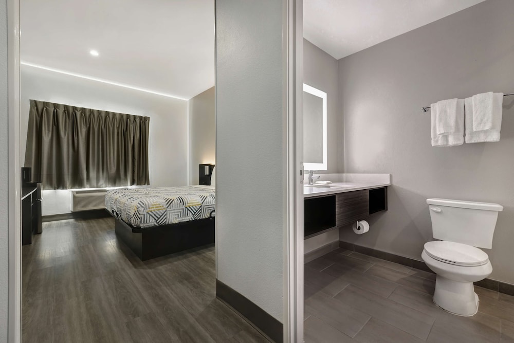 Standard Room, 1 King Bed, Non Smoking, Refrigerator & Microwave - Photo 2